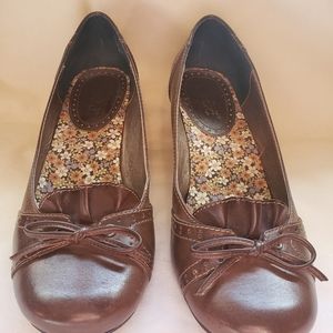 Brown womens kitten heel shoe